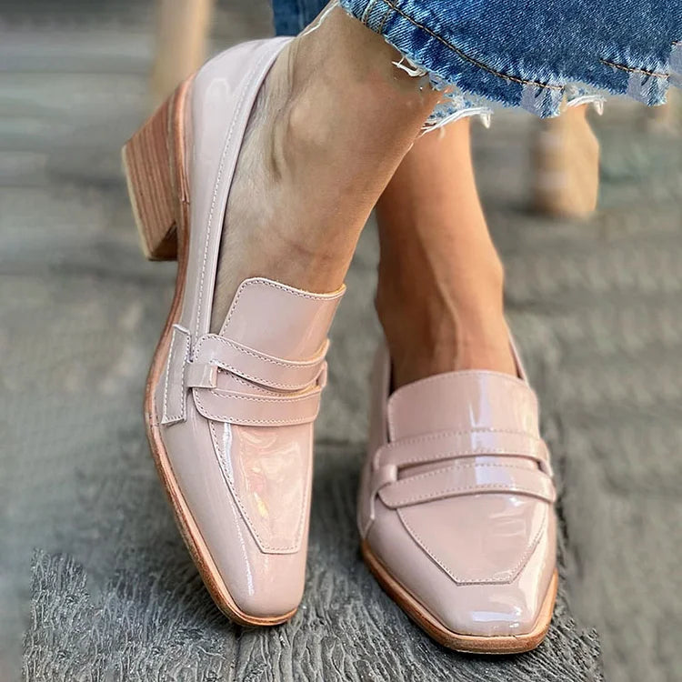 Glanzende mocassins met brede hak