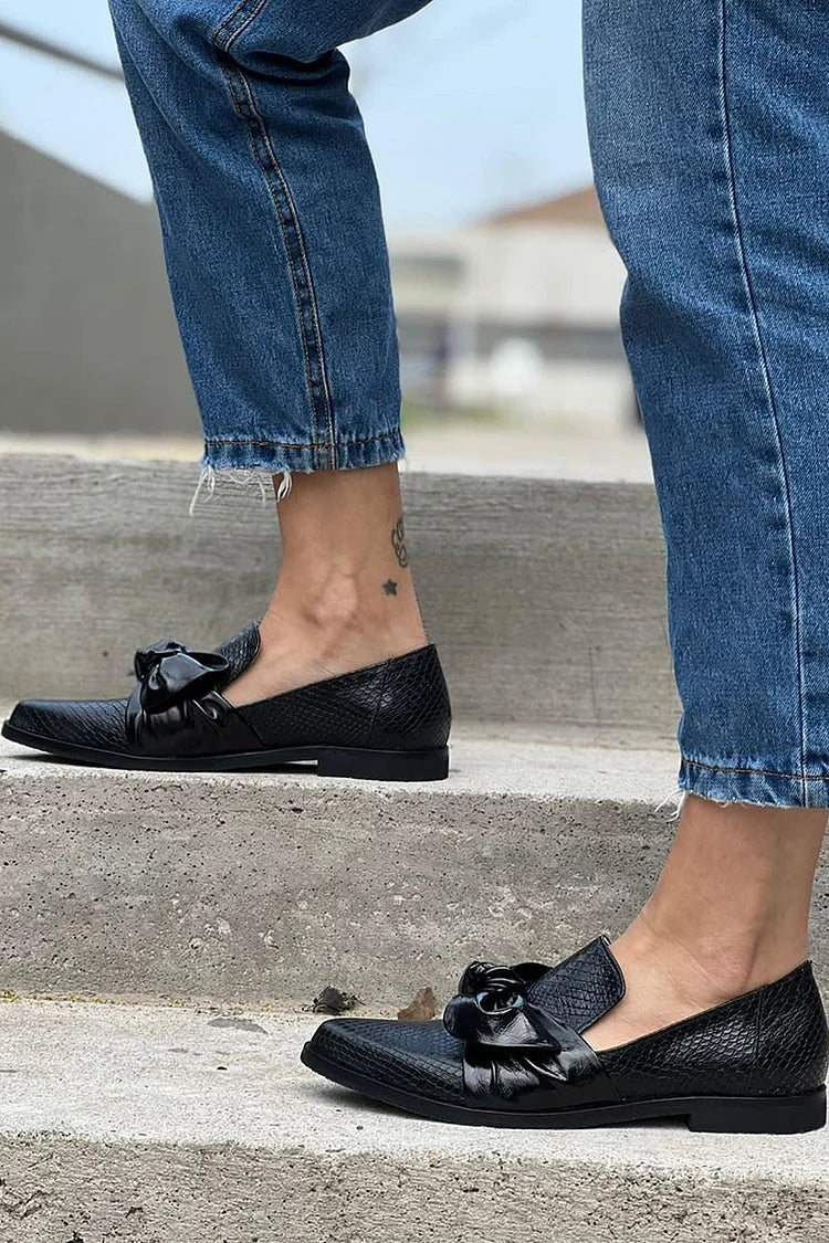Zwarte mocassin met glanzende strik