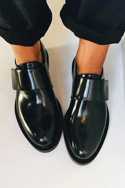 Glanzende mocassin met brede band