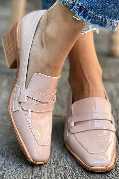 Glanzende mocassins met brede hak