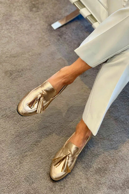 Gouden mocassin met kwastjes