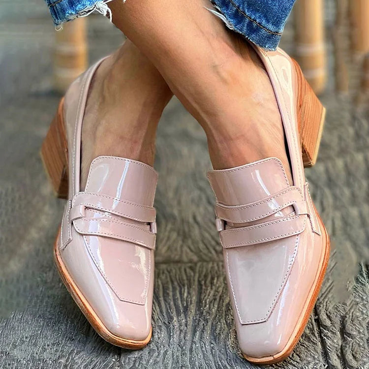 Glanzende mocassins met brede hak