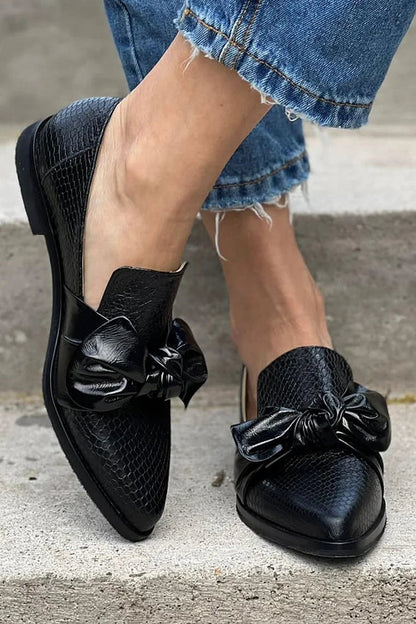 Zwarte mocassin met glanzende strik