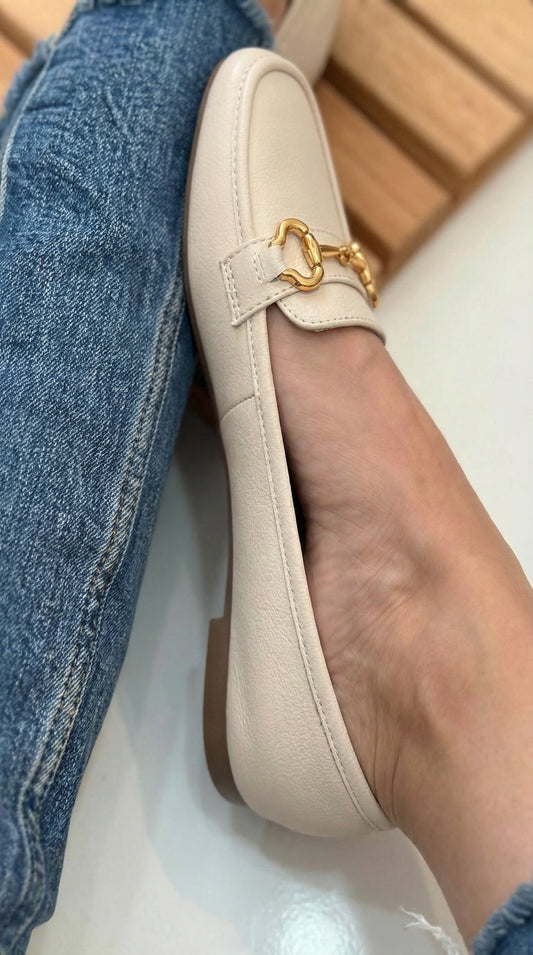Elegante mocassin met gouden gesp