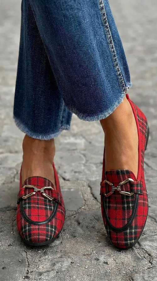 Mocassin met Schots ruitpatroon en metalen detail