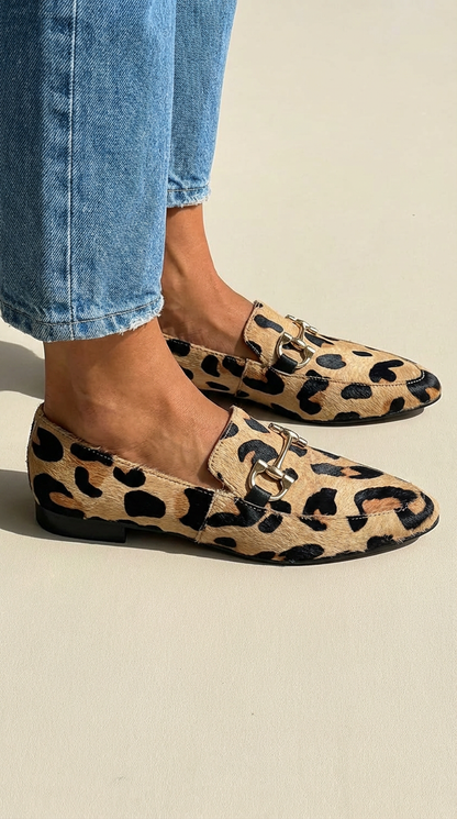Animalprint mocassin met decoratief bit